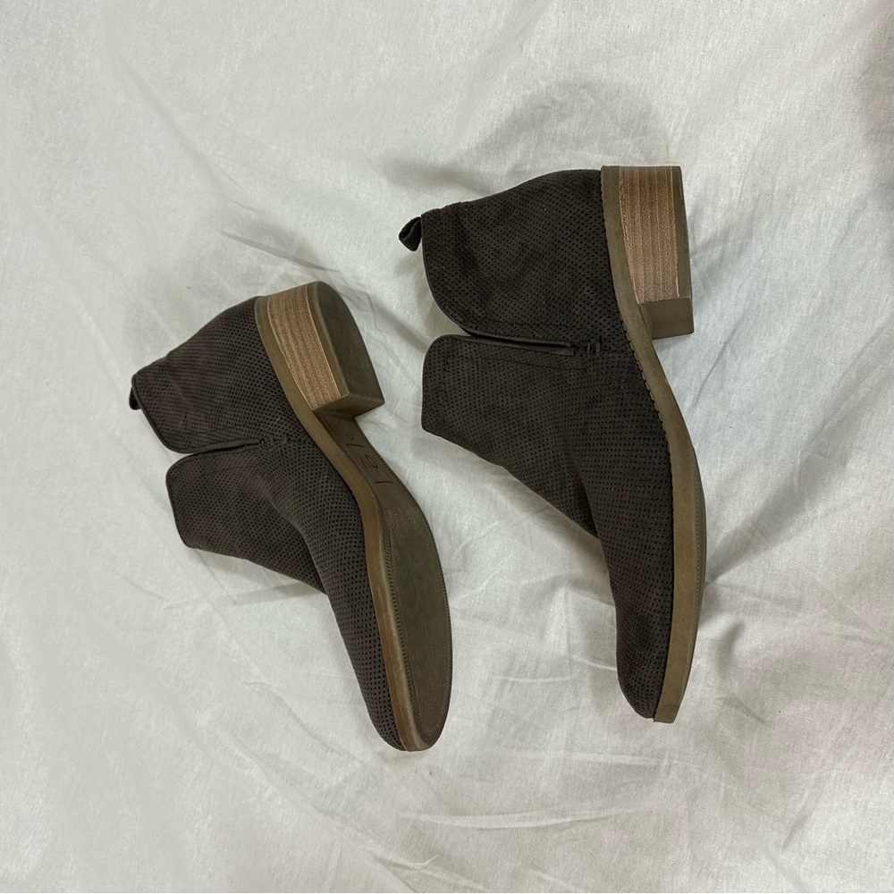 Target Brown Ankle Boots with Low Heel and Two-Tone Cuff